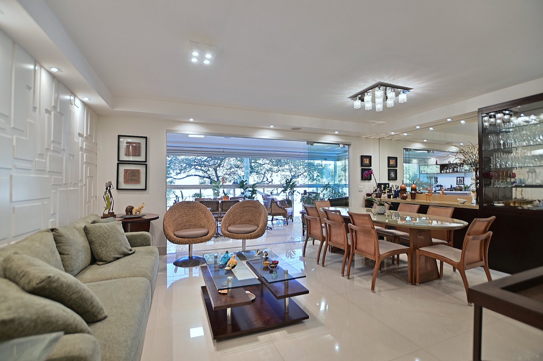 Sala de estar e jantar integradas, vistas da entrada do apartamento